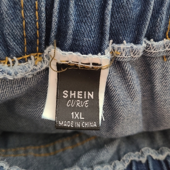 SHEIN Curve Slant Pocket Roll Hem Denim Shorts - Picture 5 of 5